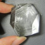 エリスリトールの結晶。親指と人差し指ではさめるほどの大きさ
