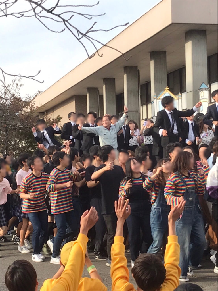 学生に囲まれて踊る兼松先生