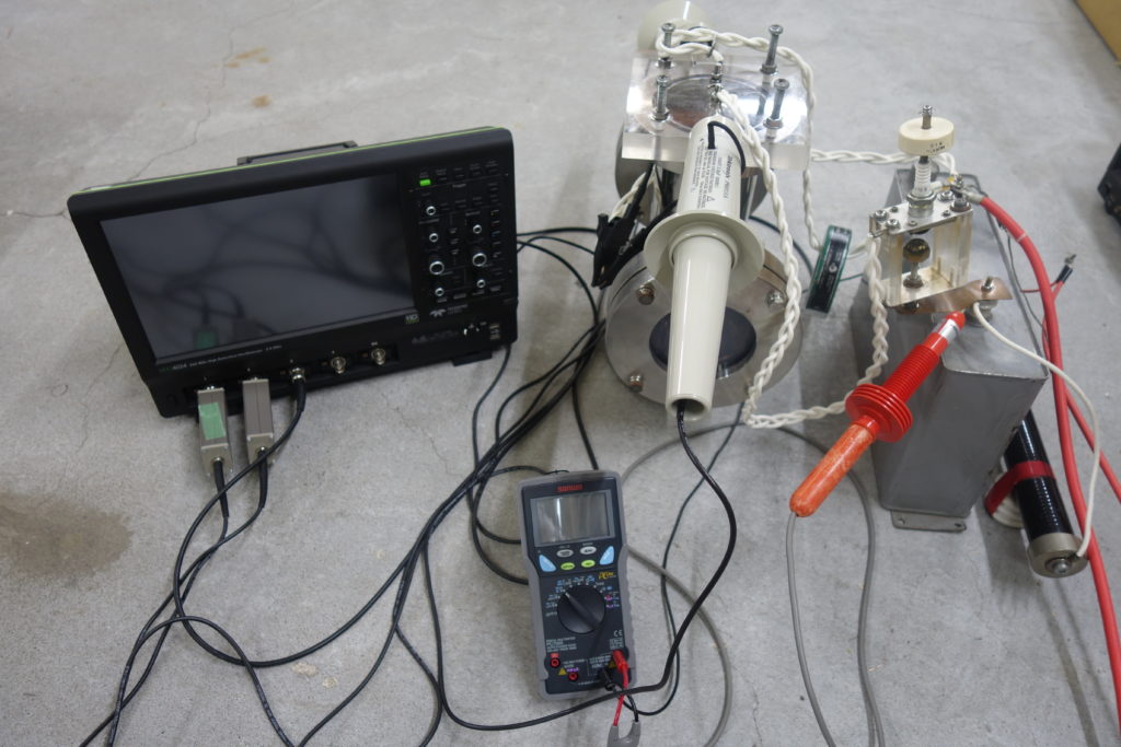 材料合成の研究に用いる高電圧パルスの装置