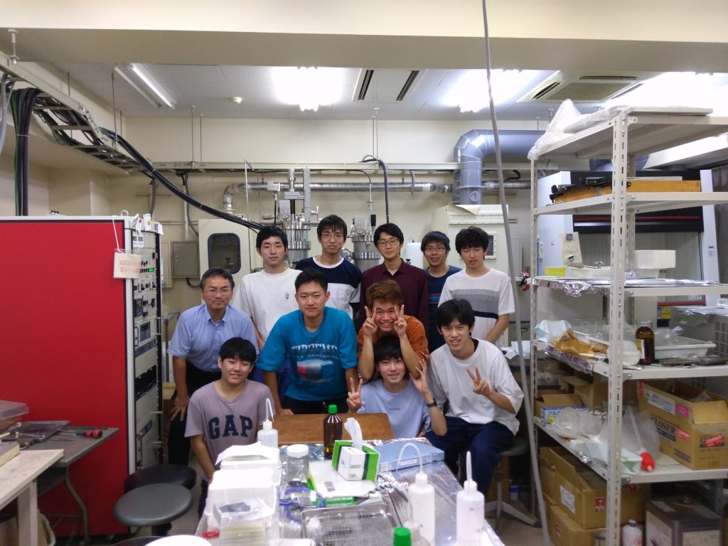 岡本研究室の学生たちの集合写真