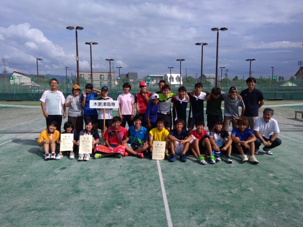 岡本先生とソフトテニス部員の学生の集合写真