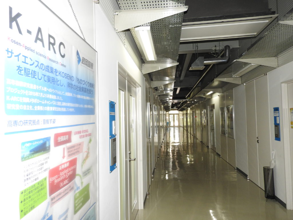 廊下。左にK-ARCの看板