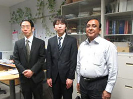 九工大研究室の見学の際、小山高専の加藤先生とパンディ先生の間に立つ黒川さん