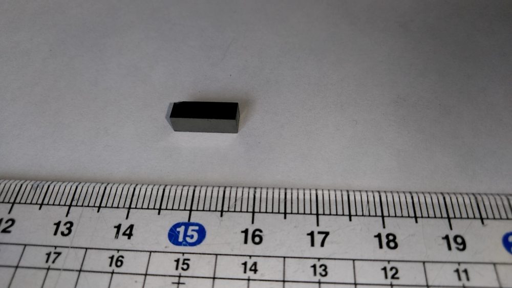 長さ1センチ程の0.5センチ角の黒色の立方体。熱源のサンプル。