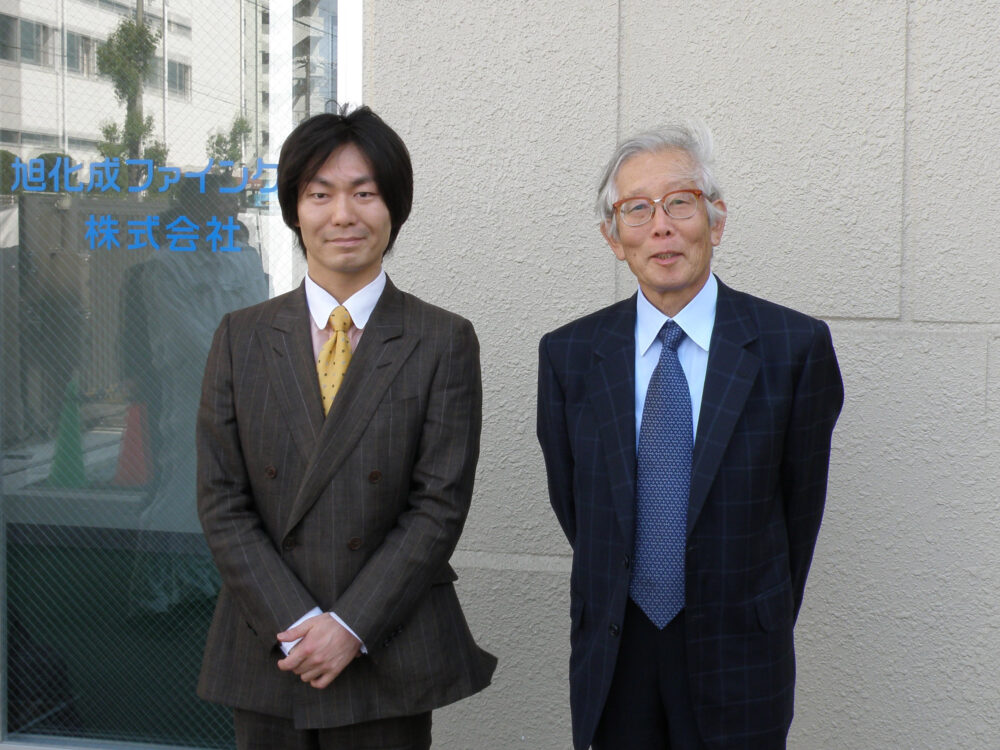 旭化成ファインケム株式会社に訪問した際撮影した写真。廣木先生と白川先生のツーショット。