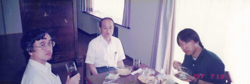 大学院生時代の芥川先生。
恩師2名と食卓を囲む。