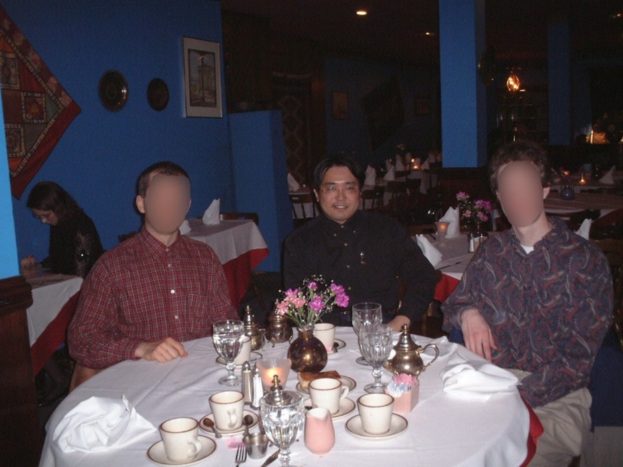 白いクロスを敷いた丸テーブルを囲んだ友人との会食