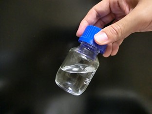 容器に入ったイオン液体。