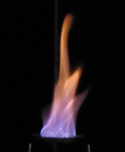 メタンハイドレートが燃え、青紫のような炎をあげている。