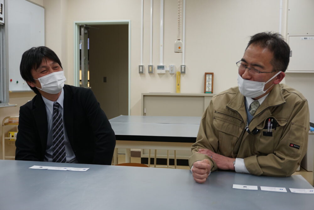 談笑する床井先生と田中先生。