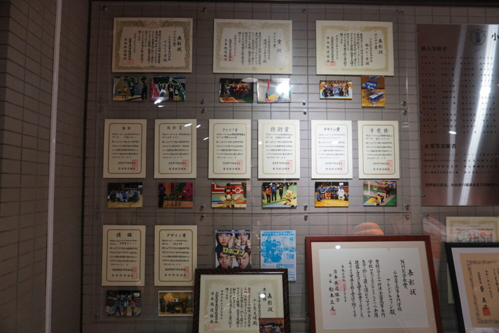 壁には数々の受賞した賞状と作品の写真が掲載されている。