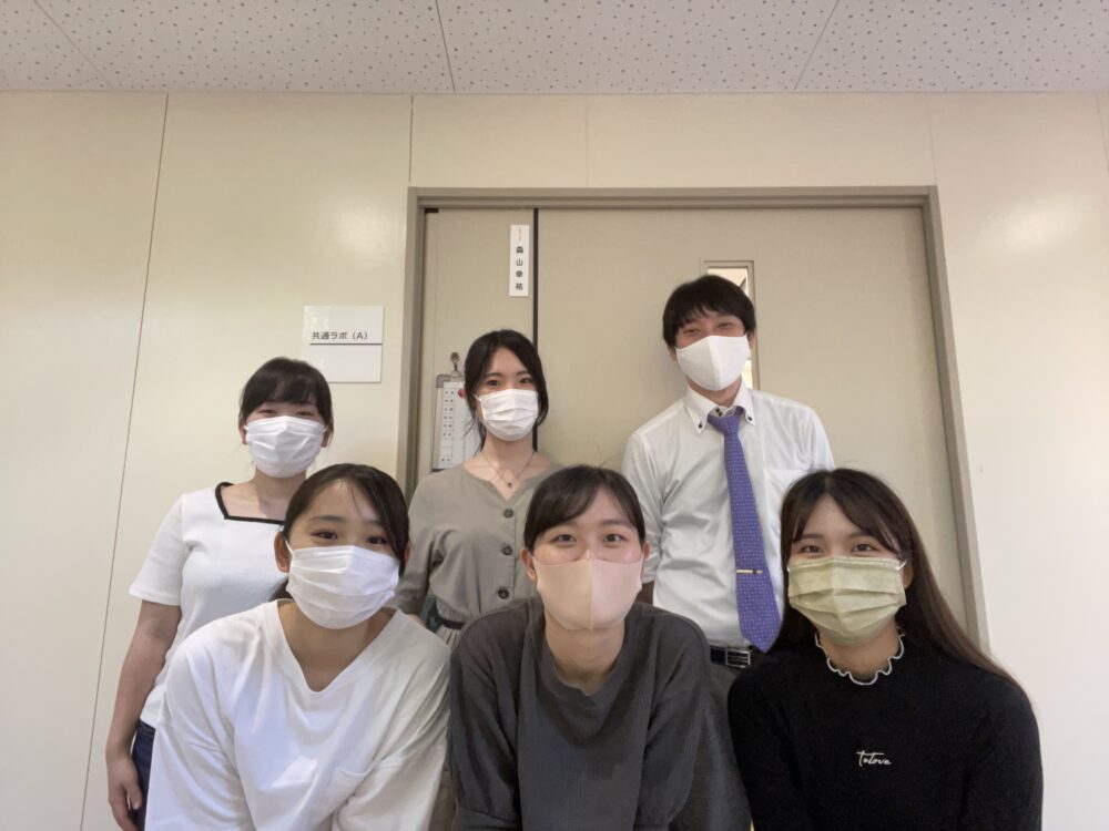 研究室の学生との集合写真。