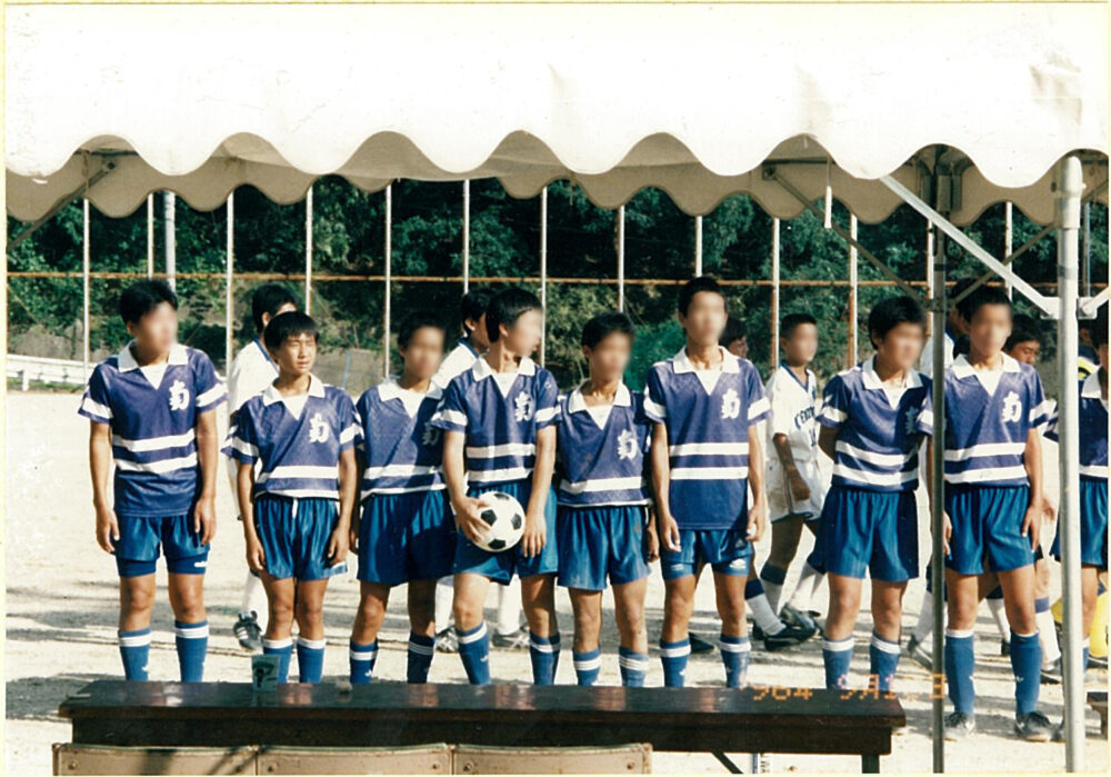 中学サッカー部の時のチームメイトとの写真。
