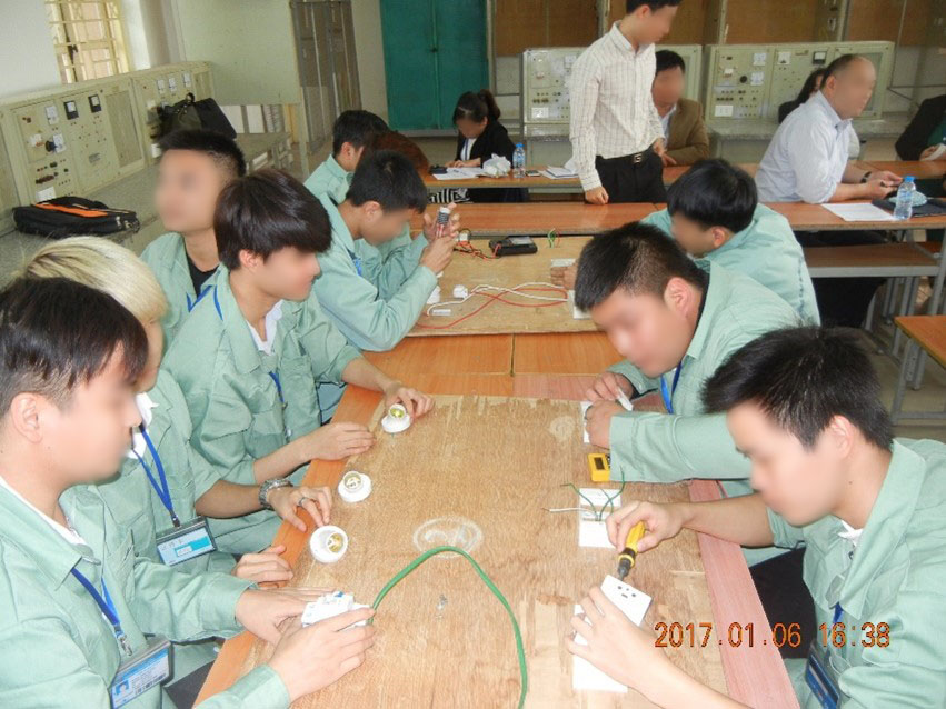 国際交流の一環でベトナムの学生が実習をしている様子。