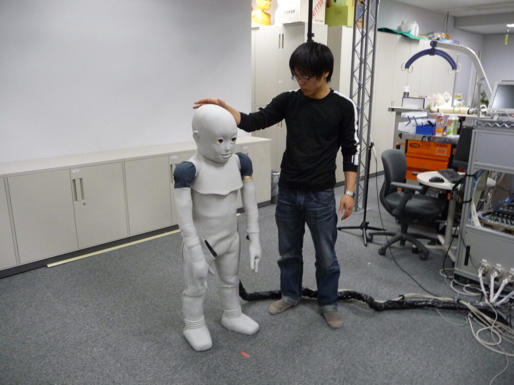 石黒研究室で、ロボットの研究をしている、学生時代の池本先生