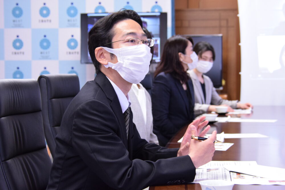 萩生田文科大臣の斜め隣に座る加藤先生が大臣と会話する様子。