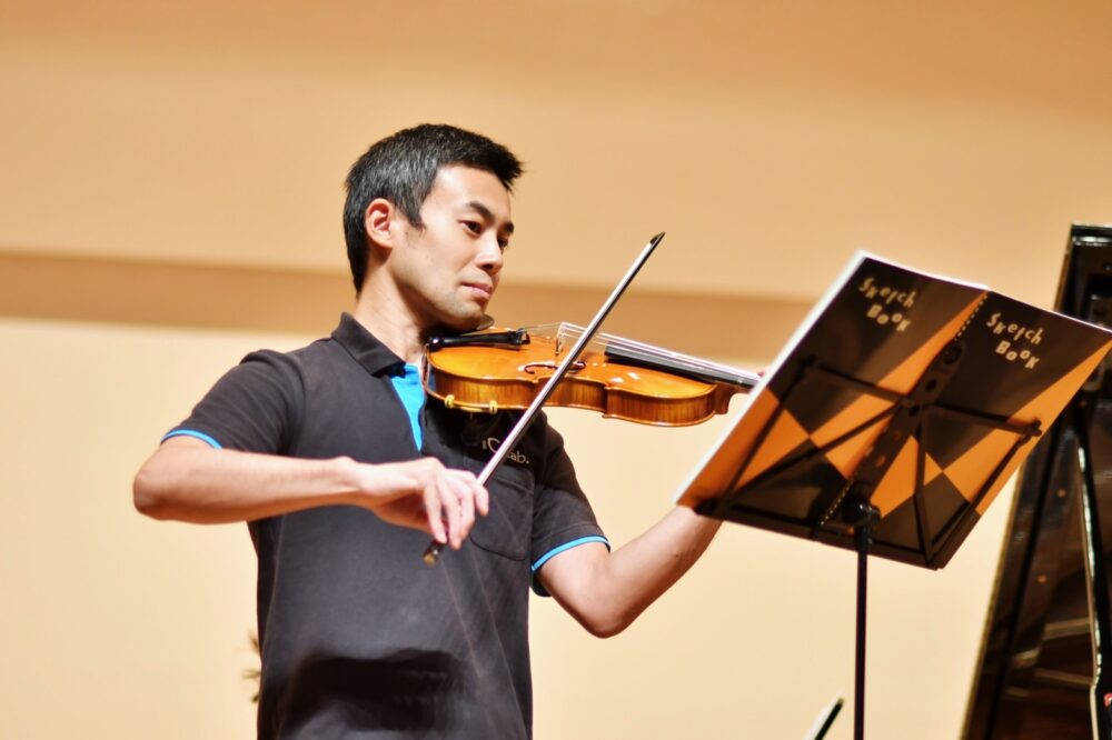真剣な眼差しでバイオリンを奏でる清水先生。