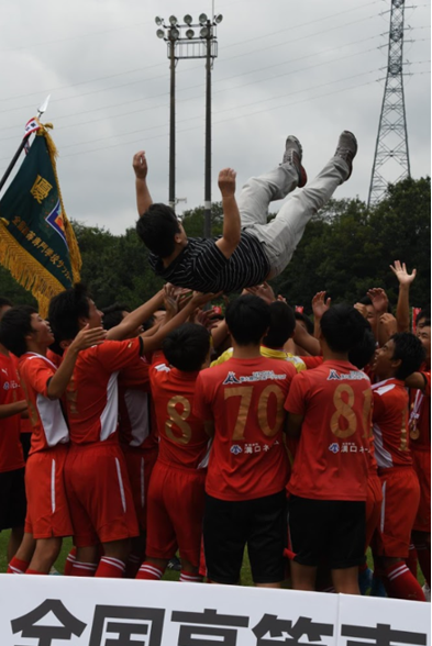 鹿児島高専サッカー部が全国大会で優勝し胴上げされる先生。
