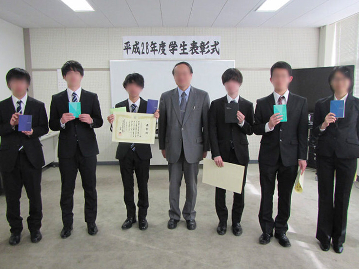校長表彰を受ける男子学生6名。