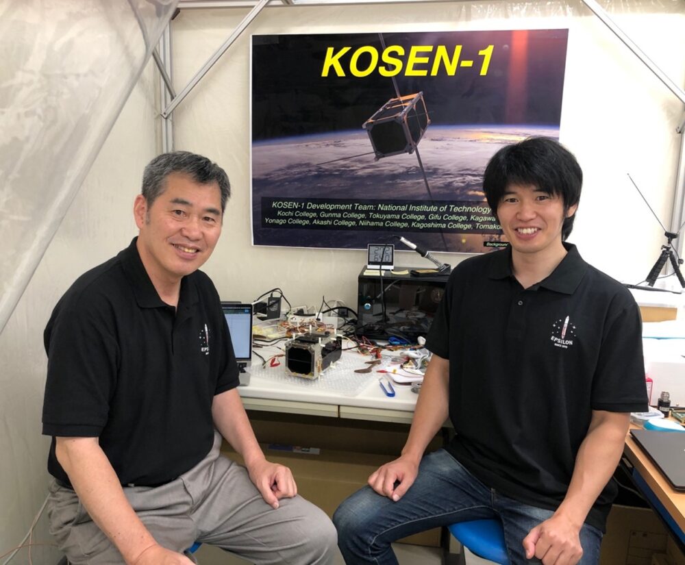 KOSEN-1衛星プロジェクトマネージャーを務める父との写真。