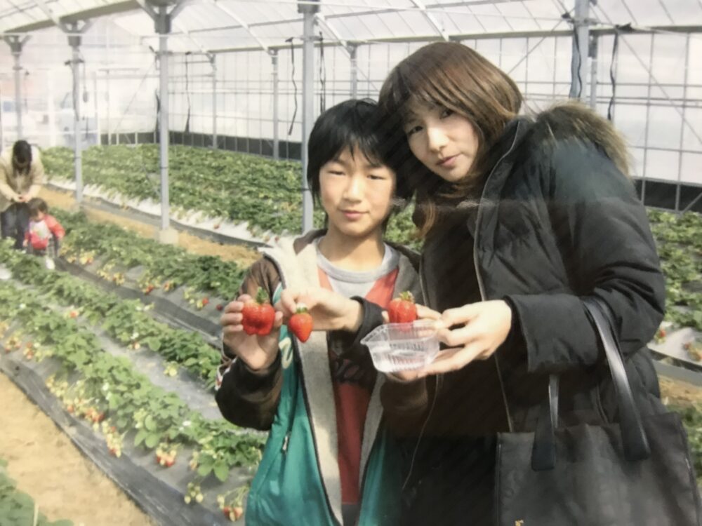 お母さまと一緒にイチゴ狩りを訪れた幼い頃の嶋田さん。