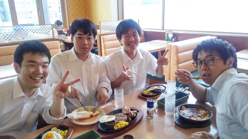 ファミリーレストランで仲間たちと昼食をとる嶋田さん。