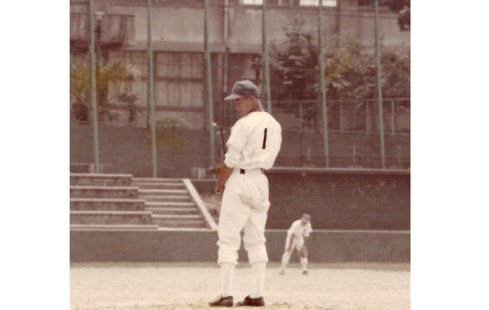 野球少年時代の池松先生。マウンドで投げる前のポージング。