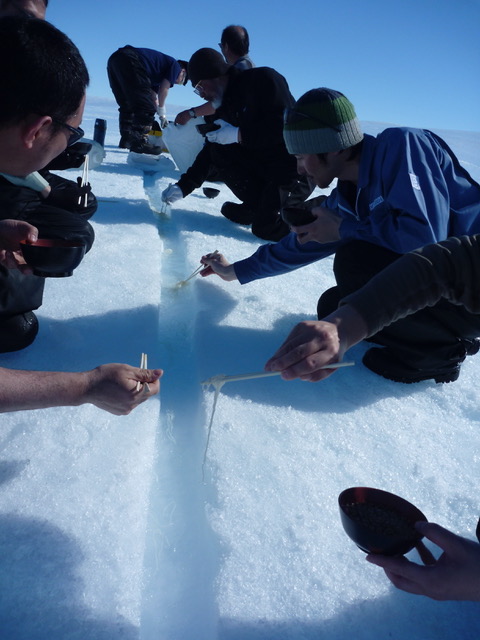 南極の氷山の地面に、竹筒サイズの溝を掘り、水とそうめんを流す、氷の流しそうめん