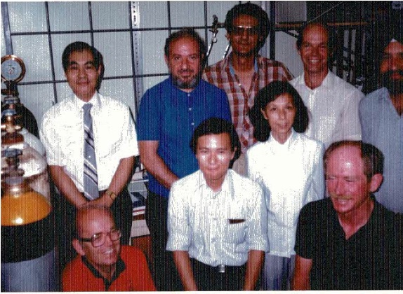 カナダ時代の研究室の仲間たち。
さまざまなルーツの研究者たちと写真におさまる田川校長。