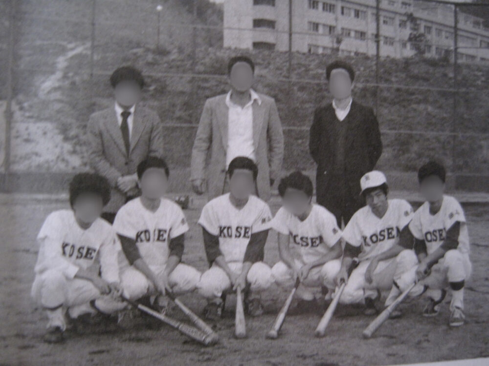 野球をやっていた学生時代（白黒写真）