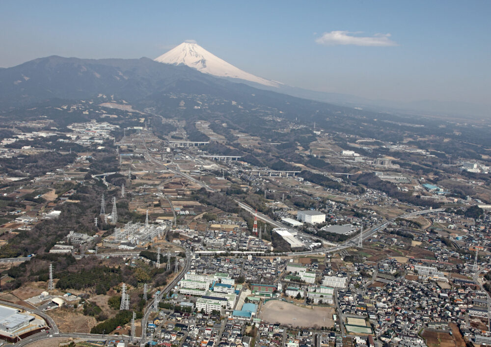 富士山とそのふもとの沼津高専全景