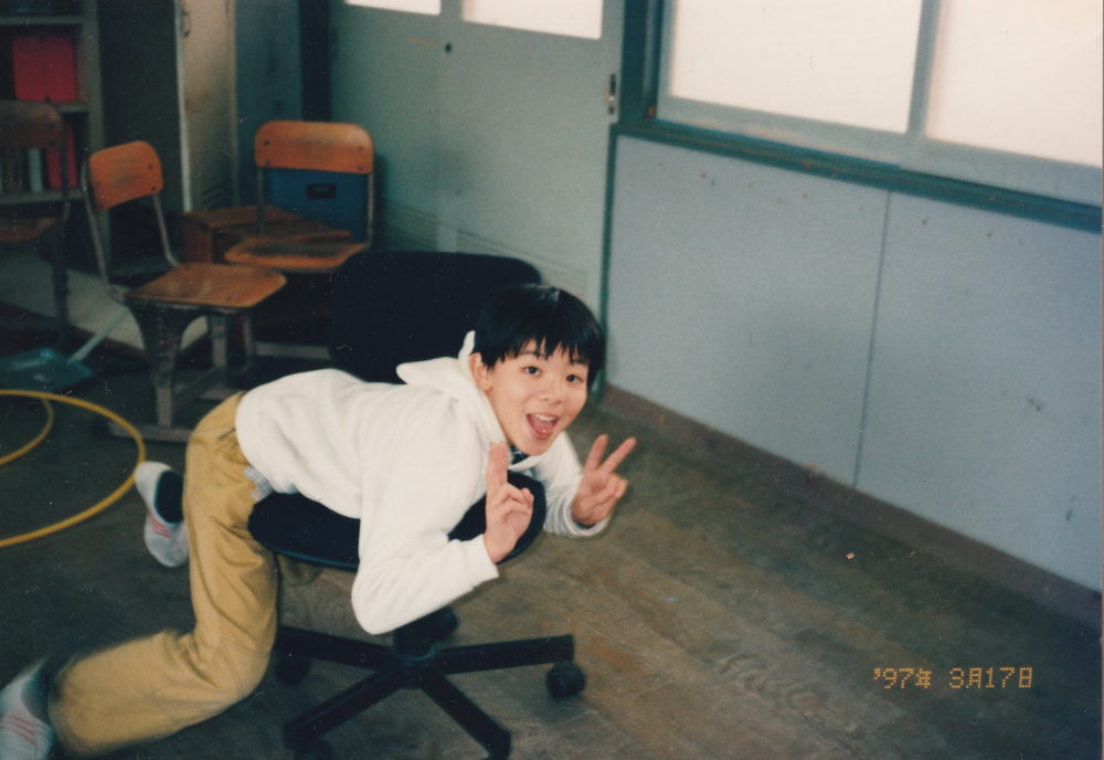 やんちゃそうに、椅子をクルクルしてそうな少年時代の福田先生