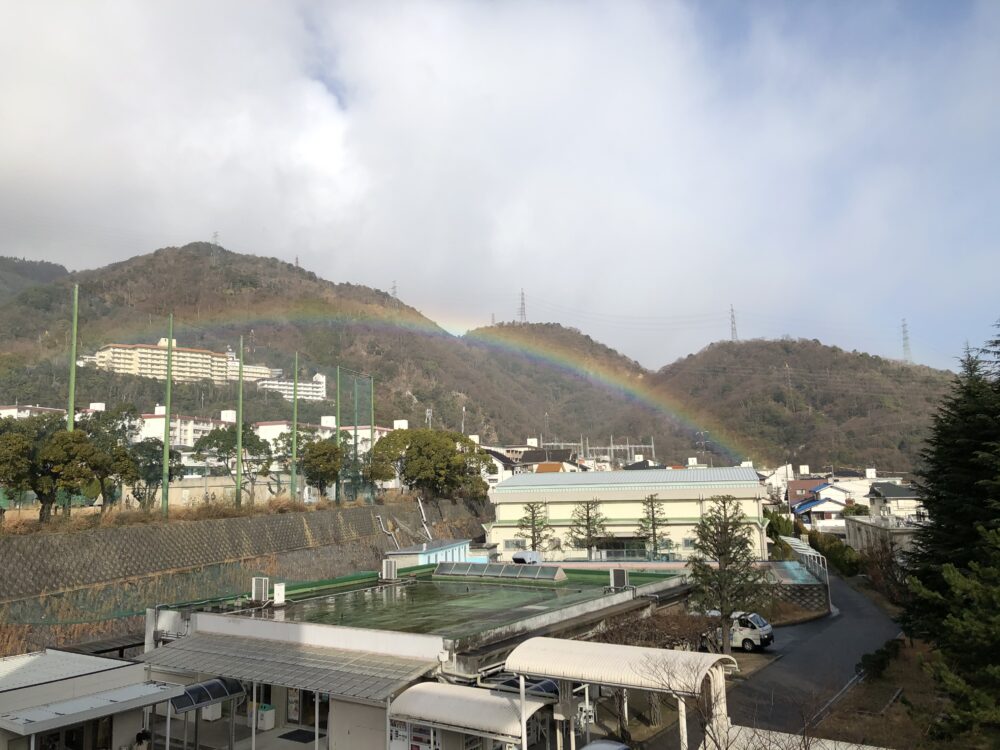 きれいなアーチ状の虹。神戸大学のキャンパス。