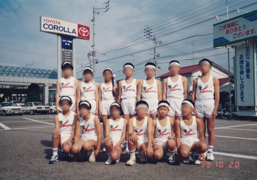 小学生時代の佐々木先生。おそろいのユニフォームを来たメンバーとのマラソンでの記念撮影