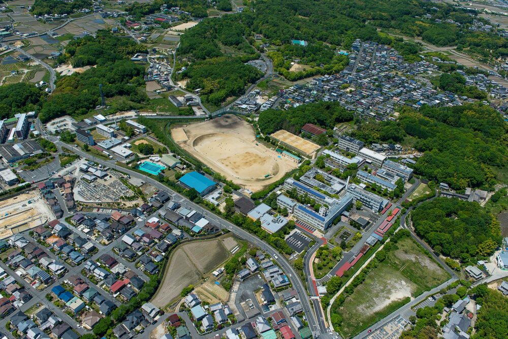 上空から、奈良高専の校舎やグラウンドなどの施設を捉えた写真