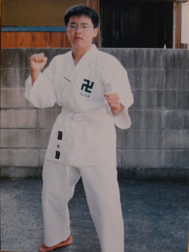 高専で出会った「少林寺拳法」の格好をし、そのポーズを取る、幼き日の岩﨑先生