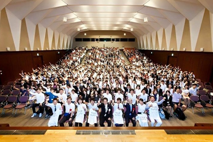 「トビタテ留学JAPAN」 3期生みんなでガッツポーズ。