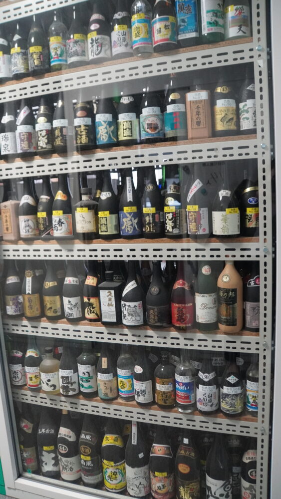 玉城先生の研究室にある「泡盛」瓶のコレクションの一部