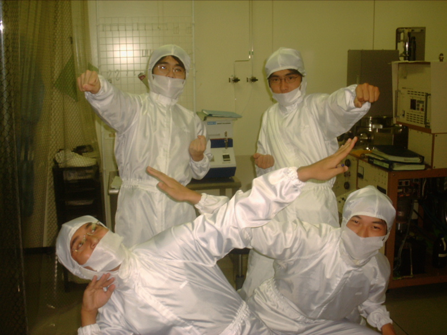半導体クリーンルームにて、防護服をきて研究生4人と写真。