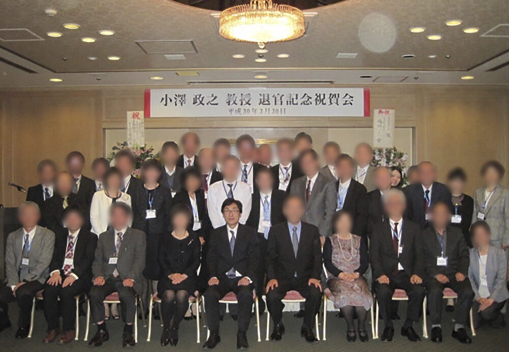 宴会場のシャンデリアのもと、退官される小澤先生を中心に、参加者で集合写真