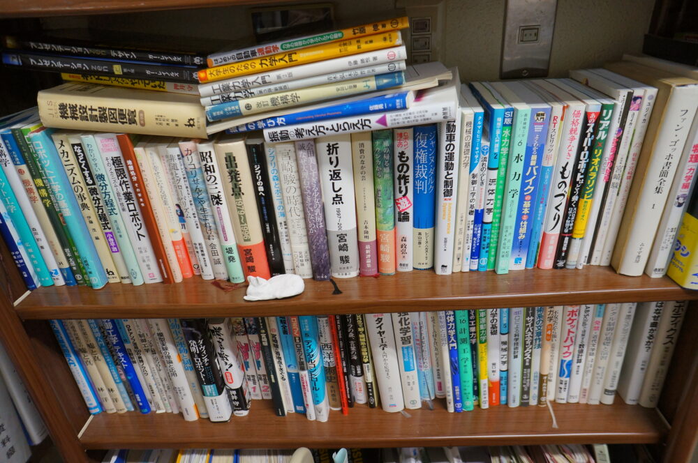 多種多様な本が並び、カラフルな平澤先生の本棚