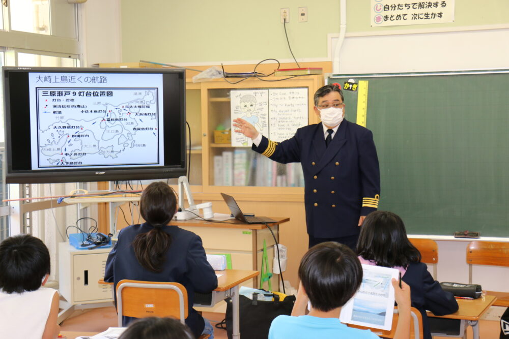 生徒たちに向かって、地元の船に関する授業をする清田先生