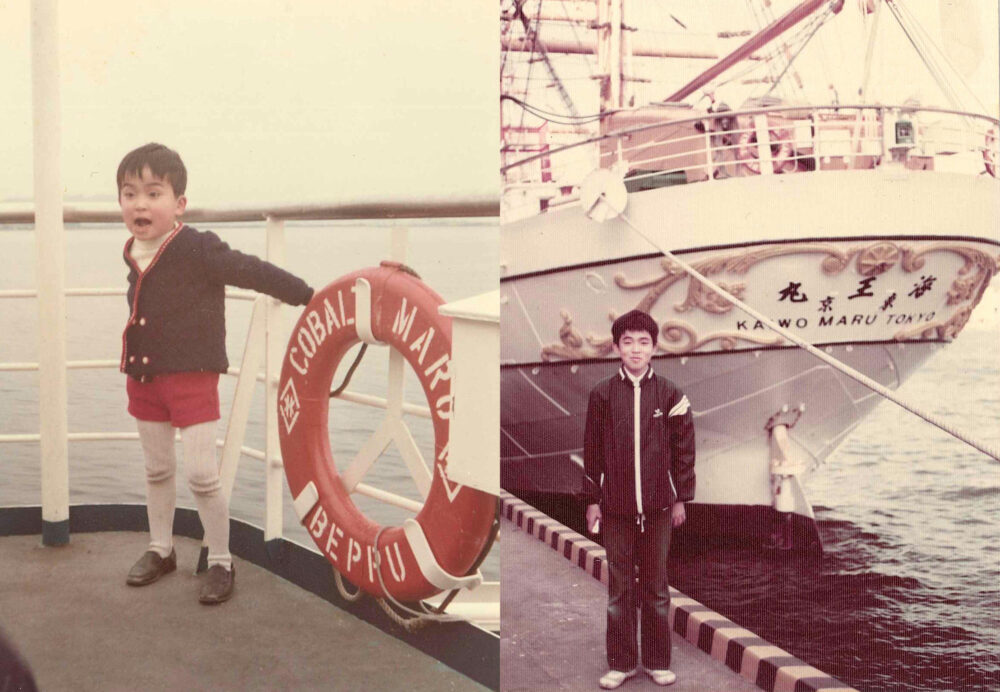 左　船上の屋外で、海に似合う服を着た幼少期の清田先生が「ワー」と言っていそうなお顔をしている様子　右　港で、船の頭とともに記念写真