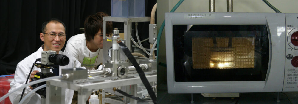 左：実験中にカメラに笑顔を向ける野村先生　右：電子レンジのなかで光を放っている物体がある