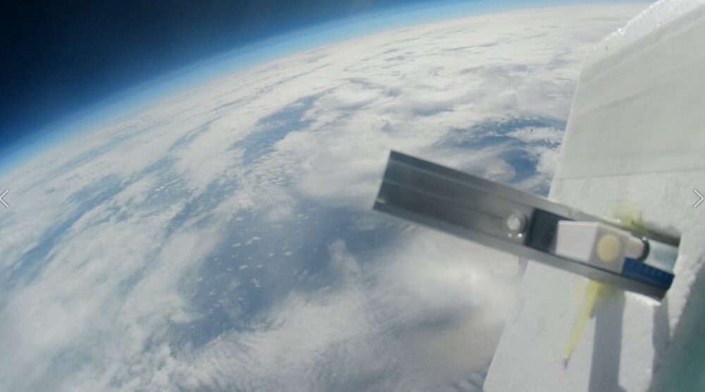 バルーンサットから地球を撮影したもの。白い雲が地球を覆っている合間に、水色の海のようなものが見える