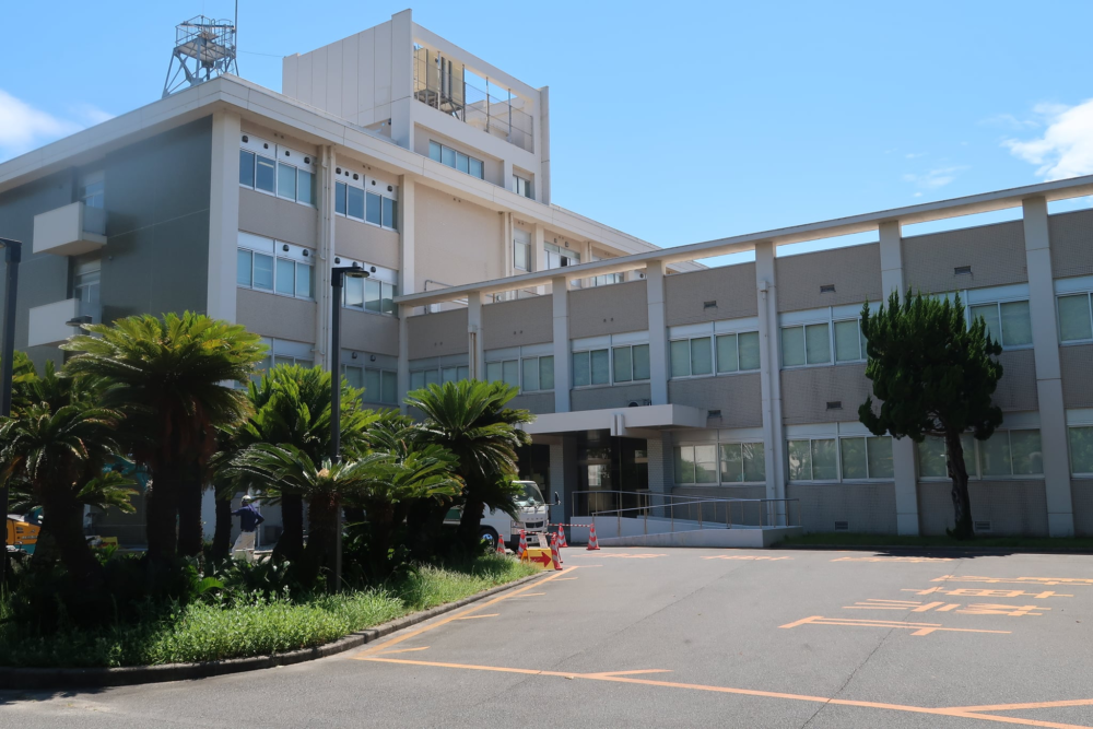 3階建ての校舎と2階建ての校舎がつながっている、大島商船の校舎