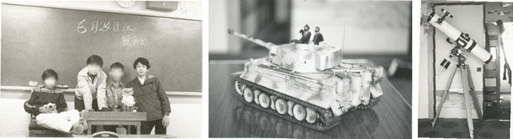 モノクロ写真3枚。教室で黒板を背景に4人の小学生が記念撮影／アーミー柄の戦車／三脚のついた立派な望遠鏡