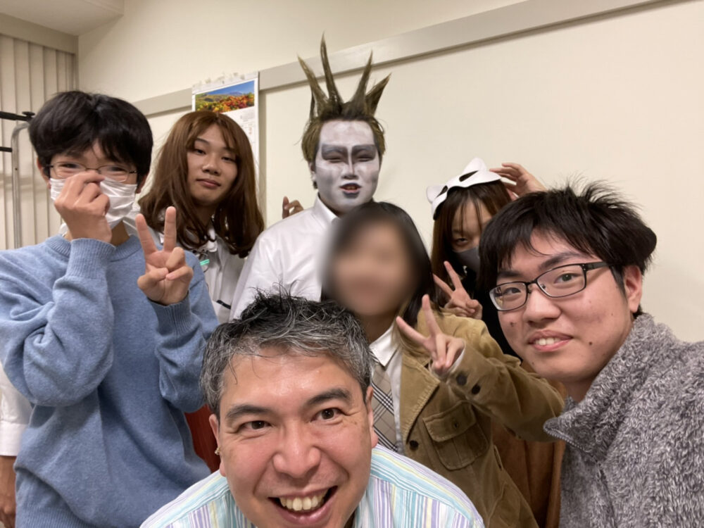 仮装した学生たちとともに