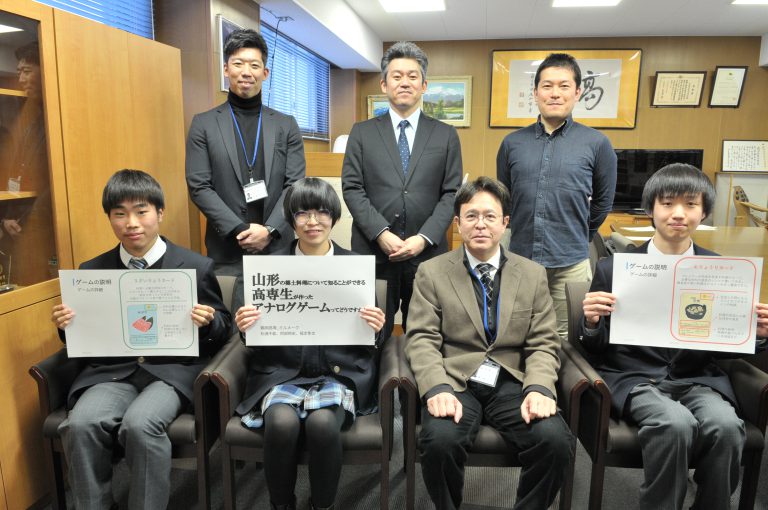 鶴岡市のビジネスプランコンテストで賞を貰った学生達。