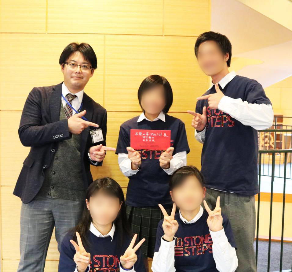 写真に写る光井先生と学生４名